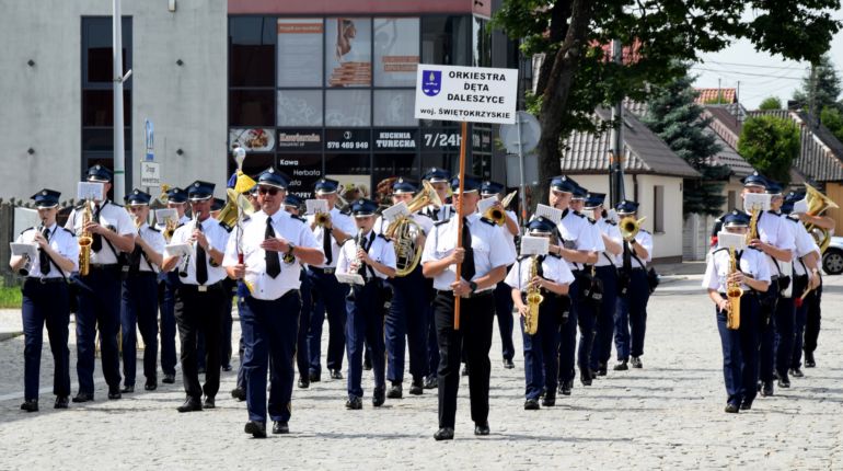 Ogólnopolski Przegląd Orkiestr Dętych Ochotniczych Straży Pożarnych w Daleszycach. Wspólnie zagrało aż 450 artystów!